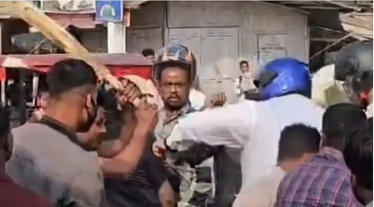 കോണ്‍ഗ്രസ് എംപിയെ അക്രമി സംഘം ക്രിക്കറ്റ് ബാറ്റുകൊണ്ട് തല്ലി; പരിക്ക്; വീഡിയോ