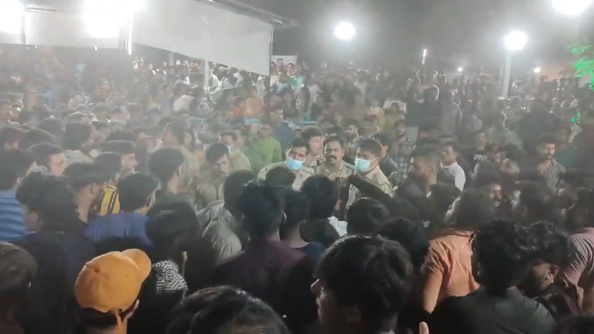 'കാവിൽ കളിക്കാൻ നിന്നാൽ ഒറ്റയെണ്ണം സ്റ്റേഷനിൽ കാണില്ല'; തലശ്ശേരിയിൽ പൊലീസുകാരെ ആക്രമിച്ച സിപിഎം പ്രവർത്തകർക്കെതിരെ കേസ് ( വിഡിയോ)