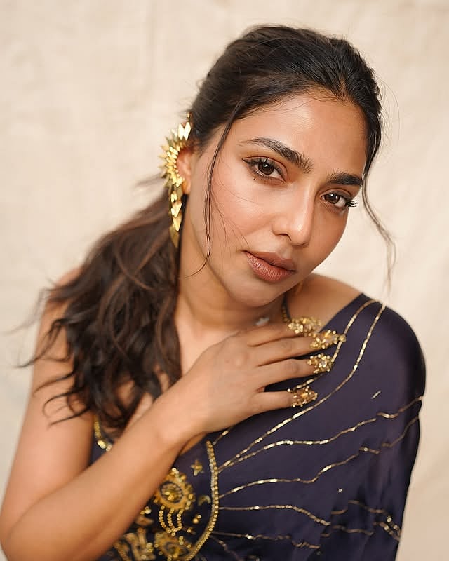 കമ്മലും നെയിൽ റിങ്ങും കൊള്ളാം! അടിപൊളി ലുക്കിൽ ഐശ്വര്യ ലക്ഷ്മി 