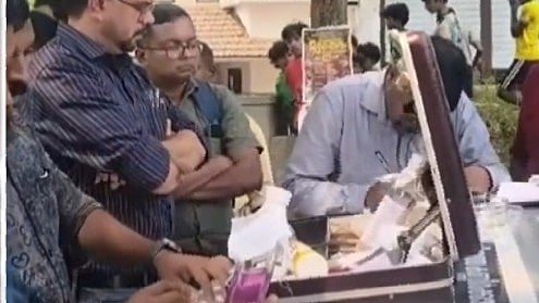 പട്ടയത്തിലെ തെറ്റ് തിരുത്താന്‍ ആവശ്യപ്പെട്ടത് ഏഴര ലക്ഷം രൂപ; കൈക്കൂലിക്കിടെ വില്ലേജ് അസിസ്റ്റന്റ് വിജിലന്‍സ് പിടിയില്‍