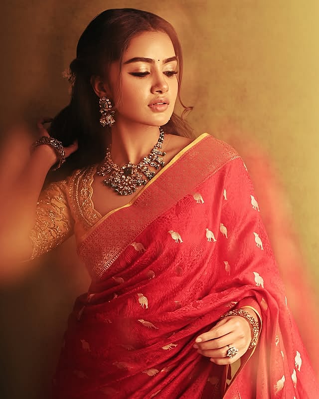 'നദിയേ കാതൽ നദിയേ...'; ചിത്രങ്ങളുമായി അനുപമ