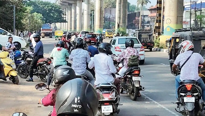 മുളകുപൊടി പാക്കറ്റ് പൊട്ടി റോഡില്‍ വീണു, കാറ്റില്‍ പടര്‍ന്നു, വലഞ്ഞ് യാത്രക്കാര്‍