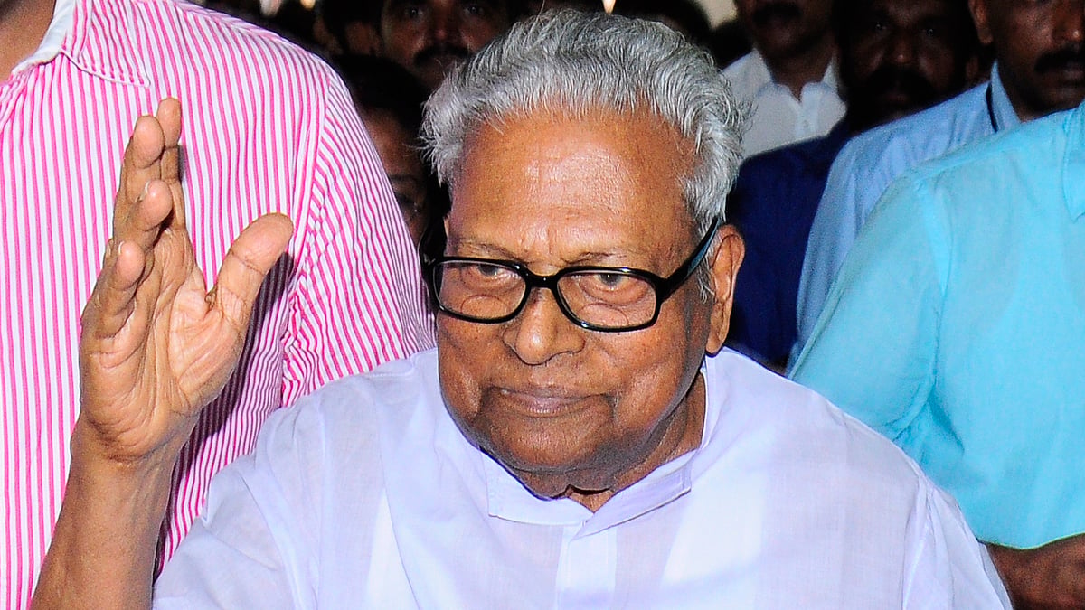 വിഎസിനെതിരെ അധിക്ഷേപ പോസ്റ്റ്:  അധ്യാപകന്‍ കസ്റ്റഡിയില്‍; ജമാഅത്തെ ഇസ്ലാമി നേതാവിന്റെ മകനെതിരെ പരാതി