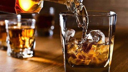ഒന്നിച്ചിരുന്ന് മദ്യപിച്ചു; ടച്ചിങ്സ് വാങ്ങാൻ പോയ 'അപരിചിതൻ' 1.2 ലക്ഷത്തിന്റെ ബൈക്കുമായി മുങ്ങി! 
