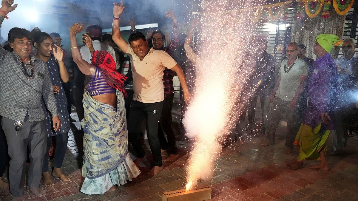 സുനിത വില്യംസിന്റെ മടങ്ങിവരവില്‍ ഇന്ത്യയിലും ആഘോഷം; പടക്കം പൊട്ടിച്ച് ആഹ്ലാദത്തിമിര്‍പ്പില്‍ ജന്മനാട് ( വീഡിയോ)