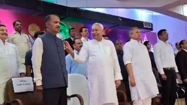 ദേശീയ ഗാനത്തിനിടെ ചിരിച്ച് കളിച്ച് നിതീഷ് കുമാര്‍; മനോനില ശരിയല്ലെന്ന് പ്രതിപക്ഷം, വ്യാപക വിമര്‍ശനം