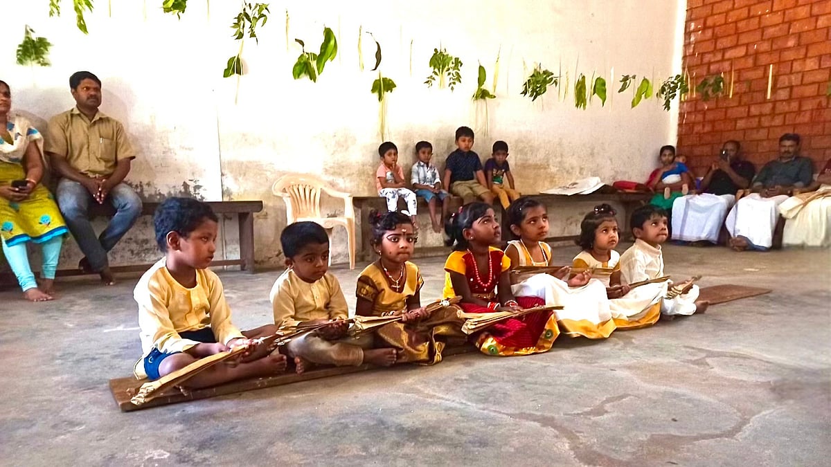 മണലിലും പനയോലയിലും എഴുതി 'മലയാളത്തിന്റെ മധുരം' നുണയാം; ഈ സ്കൂളിലുണ്ട് 'നിലത്തെഴുത്തു കളരി'