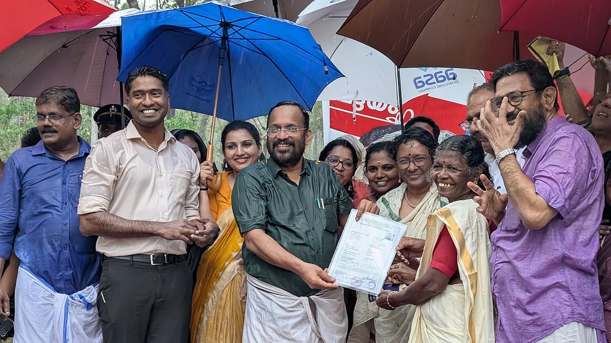 'ഇനി ഈ ഭൂമിയില്‍ കൊച്ചുമക്കള്‍ക്ക് അടച്ചുറപ്പുള്ള വീട് പണിയാം'; പതിറ്റാണ്ടുകള്‍ നീണ്ട പോരാട്ടം, ഒളകരയില്‍ 44 കുടുംബങ്ങള്‍ക്ക് പട്ടയം