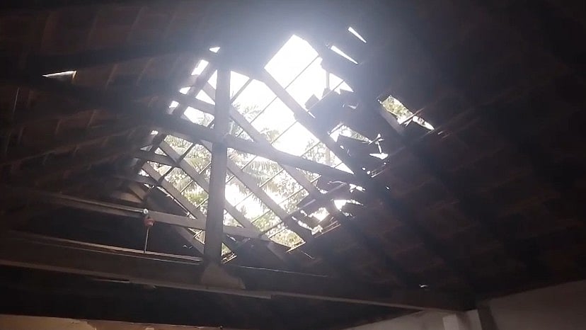 പന്നിയാര്‍കുട്ടിയില്‍ ശക്തമായ കാറ്റിലും മഴയിലും വ്യാപക നാശനഷ്ടം, വീട് തകര്‍ന്നു, സ്കൂളിലെ ഓടുകള്‍ പറന്നു പോയി