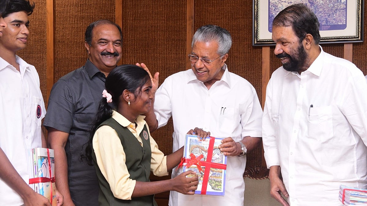 ഒമ്പതിലെ പരീക്ഷ തീരും മുന്‍പേ പത്താം ക്ലാസിലെ പാഠപുസ്തകങ്ങള്‍ വിദ്യാര്‍ഥികളിലേയ്ക്ക്; ചരിത്രനേട്ടമെന്ന് ശിവന്‍കുട്ടി