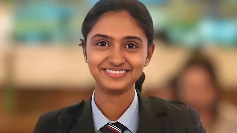 ഫോണില് സംസാരിച്ചത് ആര്? 'ട്രെയിന് വരുന്നത് കണ്ടപ്പോള് ട്രാക്കിന് കുറുകെ തല വെച്ച് കിടന്നു'; ഐബി ഉദ്യോഗസ്ഥയുടെ മരണത്തില് ദുരൂഹത