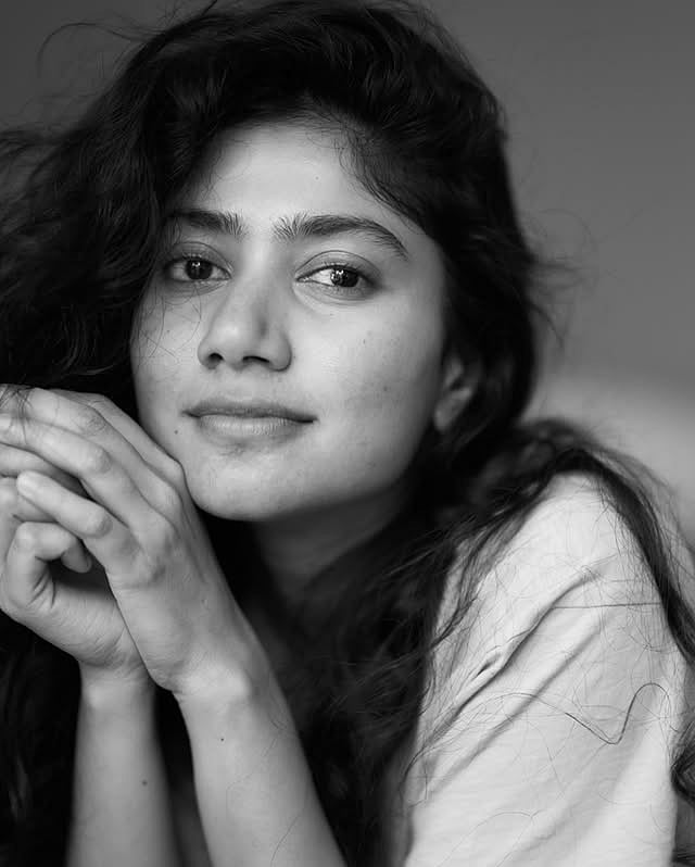 'ഈ കറുപ്പിനും വെളുപ്പിനുമിടയിൽ എന്തോ ഒന്നുണ്ട്!' കാണാം ചിത്രങ്ങൾ