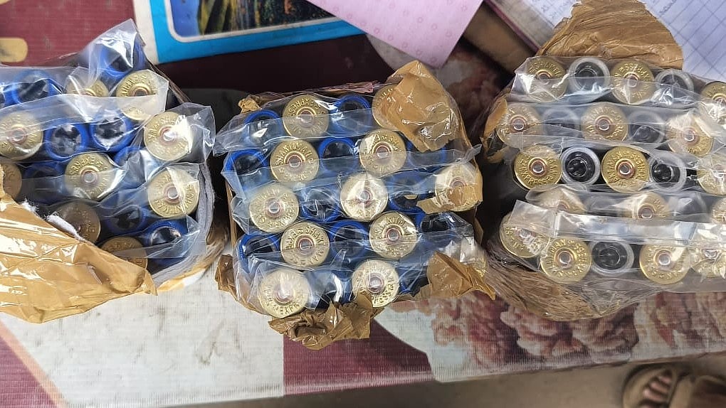 Ammunition found- സ്വകാര്യ ബസിൽ ഉടമയില്ലാത്ത ബാഗ്, പരിശോധിച്ചപ്പോൾ 150 തോക്കിൻ തിരകൾ (വിഡിയോ)