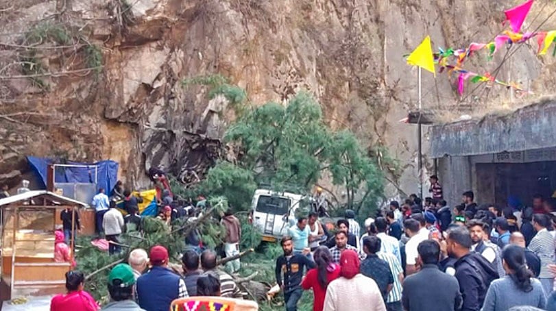 Kullu Landslide:കുളുവില്‍ മണ്ണിടിച്ചില്‍; വാഹനങ്ങളുടെ മുകളിലേക്ക് മരം കടപുഴകി വീണു, ആറ് മരണം, നിരവധി പേര്‍ക്ക് പരിക്ക്