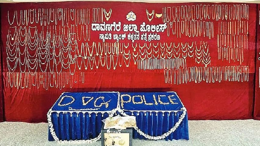 Bank Robbery: 
വായ്പ ചോദിച്ചു, കിട്ടിയില്ല; 'മണി ഹീസ്റ്റ്' മാതൃകയില്‍ ബാങ്ക് കൊള്ള, 17 കിലോ സ്വര്‍ണം കവര്‍ന്നു, പ്രതികള്‍ പിടിയില്‍ 