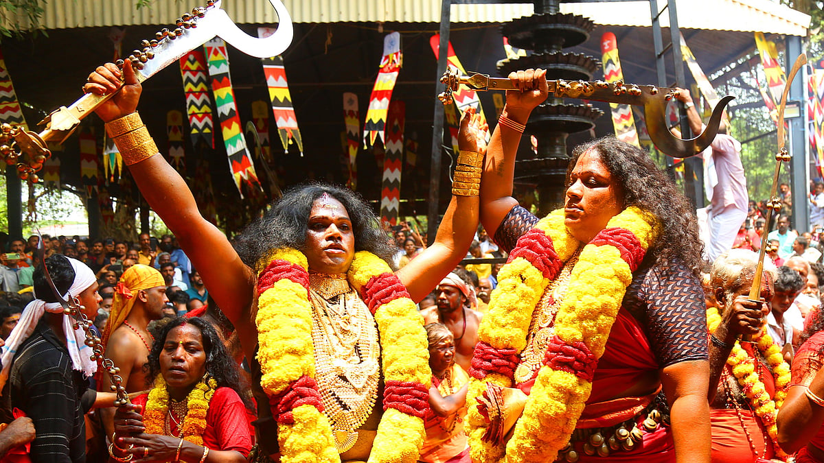ഭക്തിക്ക് ഉഗ്ര ഭാവം, കൊടുങ്ങല്ലൂരിൽ ആയിരങ്ങൾ കാവുതീണ്ടി