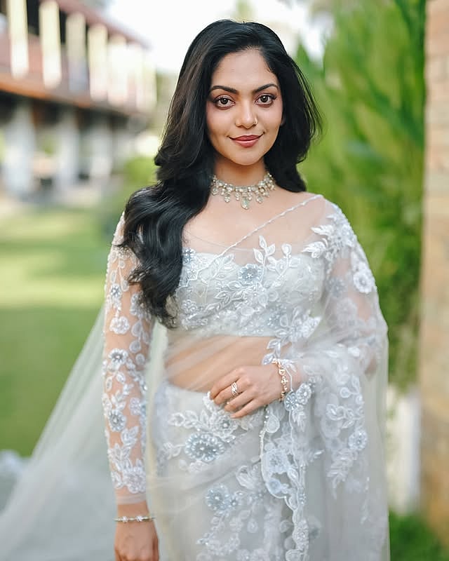Ahaana Bridal Look: ഇത്രയും സിംപിളോ? വീണ്ടും ബ്രൈഡൽ ലുക്കിൽ അഹാന കൃഷ്ണ