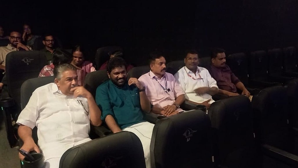 Empuraan: '20 വര്‍ഷമായി സിനിമ കാണാത്ത' മന്ത്രി സജി ചെറിയാനും എംപുരാന്‍ കാണാനെത്തി (വീഡിയോ)