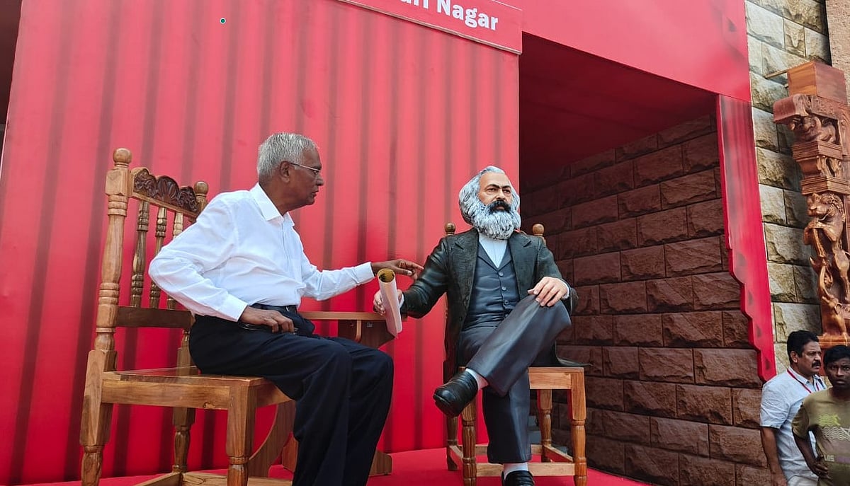 Karl Marx: മാര്‍ക്‌സിനൊപ്പം സെല്‍ഫിയെടുക്കാനും വര്‍ത്തമാനം പറയാനും തിക്കും തിരക്കും!; വിഡിയോ