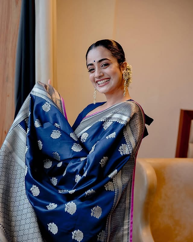 Namitha Pramod:
'മധുരയ്ക്ക് പോകാതെടീ'; സാരിയിൽ സ്റ്റൈലായി നമിത