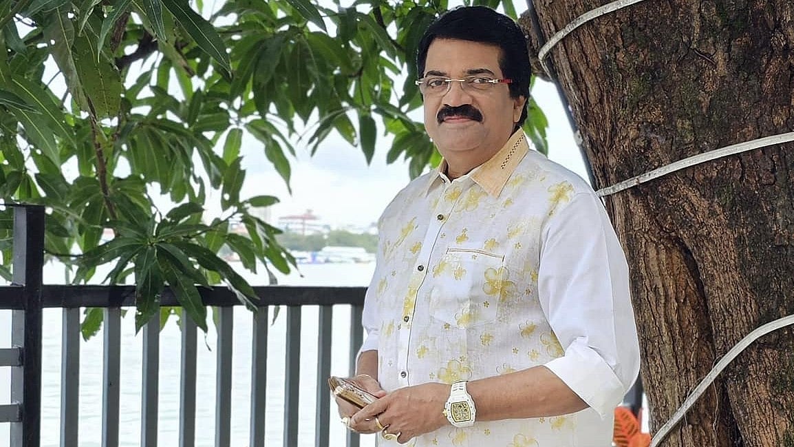 M G Sreekumar: കായലിലേക്ക് മാലിന്യം വലിച്ചെറിഞ്ഞു; എം ജി ശ്രീകുമാറിന് 25,000 രൂപ പിഴ, വിഡിയോ