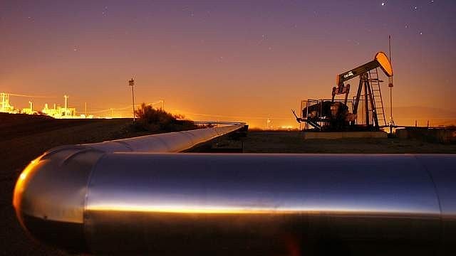 Crude oil price falls: പെട്രോള്‍ വില ഗണ്യമായി കുറയുമോ? ക്രൂഡ് വില കുത്തനെ ഇടിഞ്ഞു; 2021ന് ശേഷം ആദ്യമായി 60 ഡോളറില്‍ 