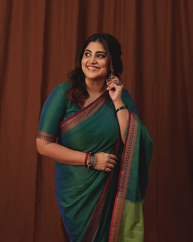 Manjima Mohan: സിംപിൾ ആൻഡ് പവർഫുൾ! സാരിയിൽ അഴകായി മഞ്ജിമ മോഹൻ