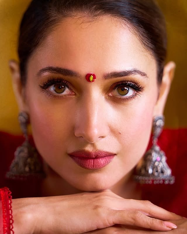 Tamannaah: 'ശക്തിയുടെ നിറം'; ചുവപ്പിൽ തിളങ്ങി തമന്ന 