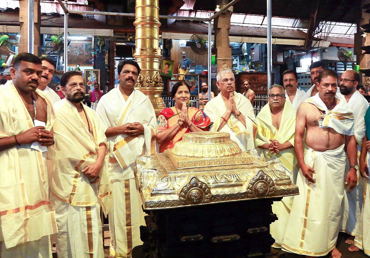 Guruvayur Temple |കണ്ണനെ കണ്‍നിറയെ കണ്ടു തൊഴുത് ഗവര്‍ണറും പത്‌നിയും; ചിത്രങ്ങള്‍