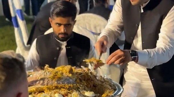 Babar Azam: ഫിറ്റ്നസൊക്കെ എന്ത്! ആവി പറക്കും മട്ടൻ ബിരിയാണി ആസ്വദിച്ച് ബാബർ അസം, മോശം പ്രകടനത്തിൽ അതിശയമില്ലെന്ന് ആരാധകർ (വിഡിയോ)
