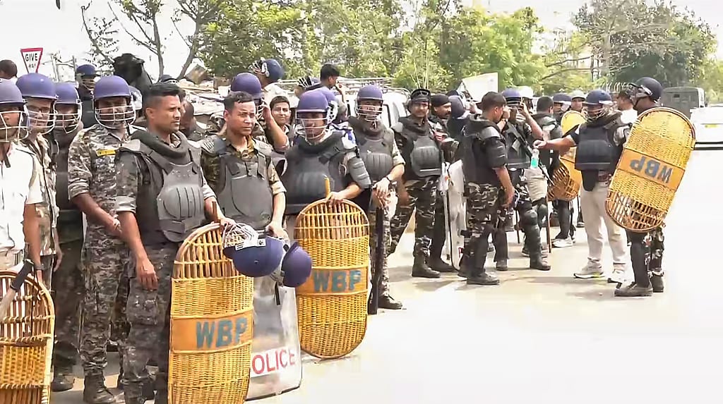 വഖഫ് ബില്ലിനെതിരായ പ്രതിഷേധം: പശ്ചിമ ബംഗാളില്‍ സംഘര്‍ഷം, മൂന്ന് മരണം; കേന്ദ്ര സേനയെ വിന്യസിക്കാന്‍ ഹൈക്കോടതി ഉത്തരവ്