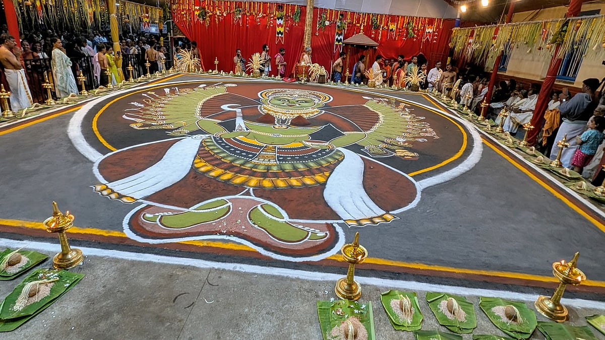 '64 കൈകളിലും ആയുധം, വേതാളിയുടെ പുറത്തിരിക്കുന്ന ഭദ്രകാളിയുടെ കളം'; വടക്കുപുറത്തുപാട്ട് ഇന്ന് സമാപിക്കും 