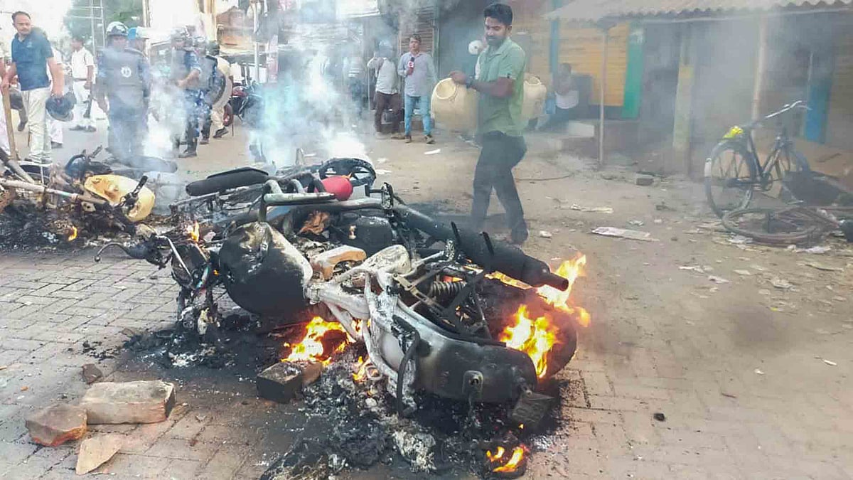വഖഫ് നിയമത്തിനെതിരെ ബംഗാളില്‍ വീണ്ടും സംഘര്‍ഷം, പൊലീസ് വാഹനങ്ങള്‍ തീവെച്ചു;  നിരവധി പേര്‍ക്ക് പരിക്ക്