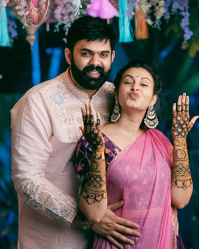 കല്യാണ മേളം തുടങ്ങി; മെഹന്ദി ചിത്രങ്ങളുമായി അഭിനയ