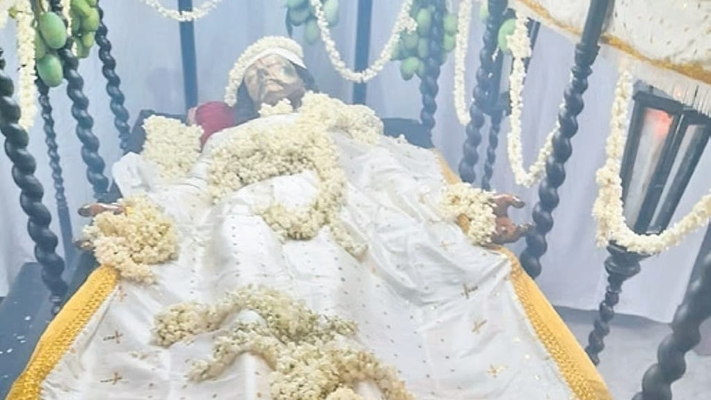 ഏഴടി നീളമുള്ള ക്രിസ്തുവിന്റെ ശില്പം; വിശ്വാസികൾക്ക് അപൂർവാനുഭവം, പോർച്ചു​ഗീസ് കാലത്തെ ആചാരങ്ങൾ കൈവിടാതെ വൈപ്പിനിലെ ദേവാലയം