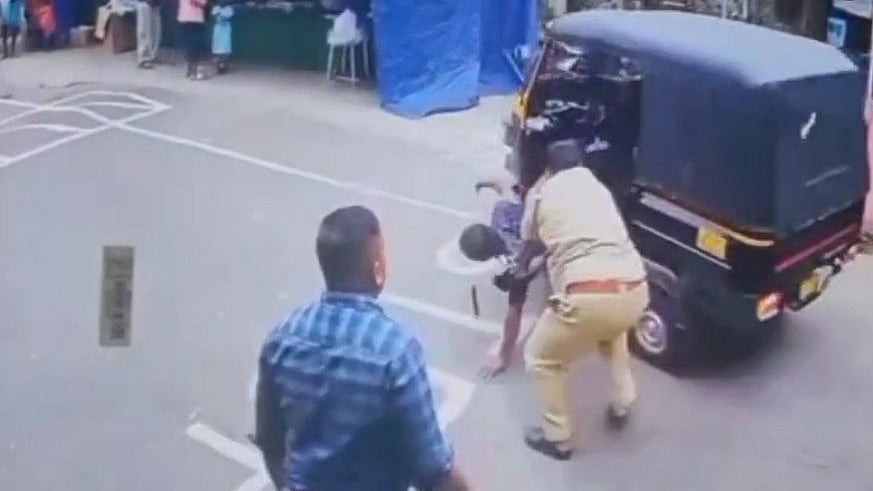 ഓടിക്കൊണ്ടിരുന്ന ഓട്ടോയില്‍ നിന്ന് ഡ്രൈവറെ താഴെ വലിച്ചിട്ട് വനം വകുപ്പ് ഉദ്യോഗസ്ഥന്‍; വീഡിയോ