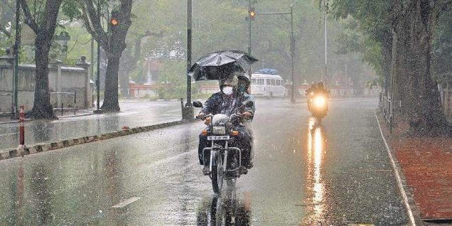 വെള്ളിയാഴ്ച വരെ ഇടിമിന്നലോട് കൂടിയ മഴ, നാളെ മുതല്‍ ശക്തമാകും; ആറു ജില്ലകളില്‍ യെല്ലോ അലര്‍ട്ട് 