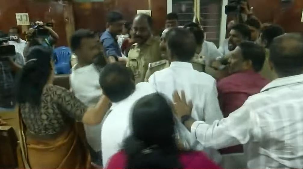 ഹെഡ്‌ഗേവാറിന്റെ പേരില്‍ കയ്യാങ്കളി; പാലക്കാട് നഗരസഭയില്‍ കൂട്ടയടി; കൗണ്‍സിലര്‍ കുഴഞ്ഞുവീണു