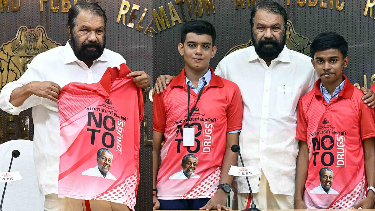 വിദ്യാര്‍ത്ഥികളുടെ മെഗാ സൂംബ പരിപാടിക്ക് പിണറായിയുടെ ചിത്രം പതിച്ച ടീ ഷര്‍ട്ട്, വിവാദം