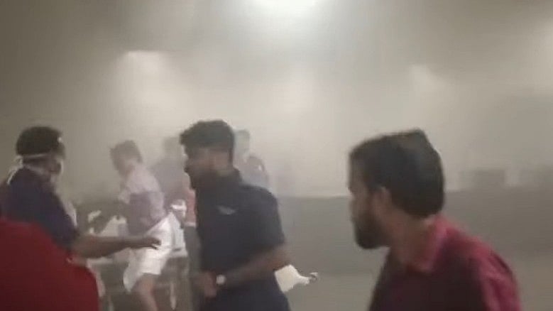 പൊട്ടിത്തെറി, പിന്നാലെ പുക; കോഴിക്കോട് മെഡിക്കൽ കോളജ് അത്യാഹിത വിഭാ​ഗത്തിൽ തീപിടിത്തം, രോ​ഗികളെ മാറ്റി