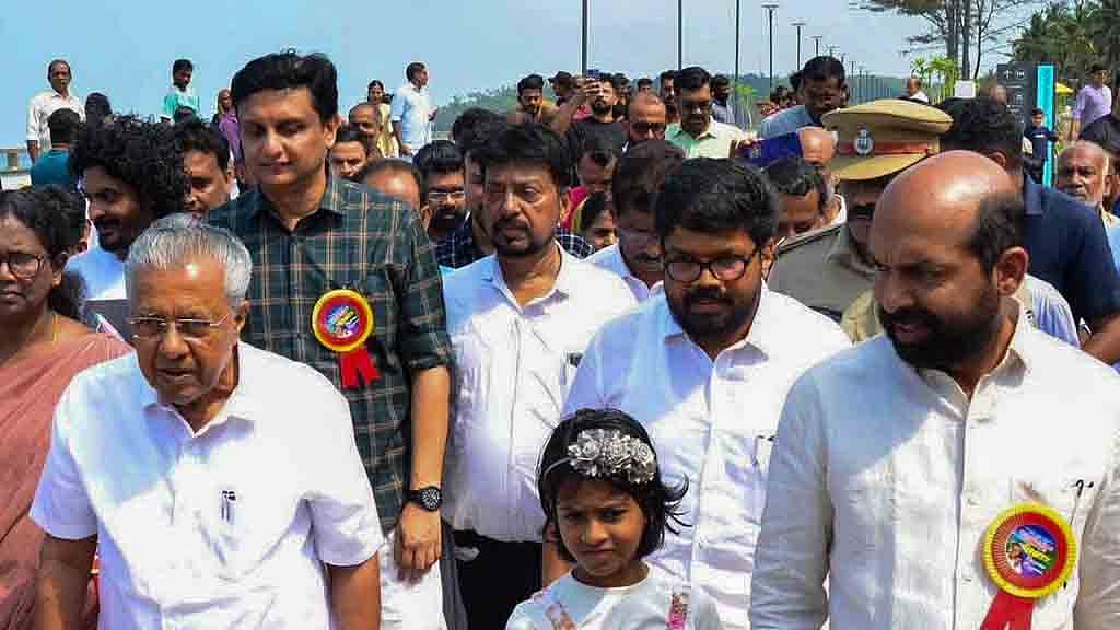 സര്‍ക്കാര്‍ പരിപാടിയില്‍ മുഖ്യമന്ത്രിക്കൊപ്പം സിപിഎം ജില്ലാ സെക്രട്ടറി, ക്ഷണിക്കാതെ എത്തിയെന്ന് വിമര്‍ശനം