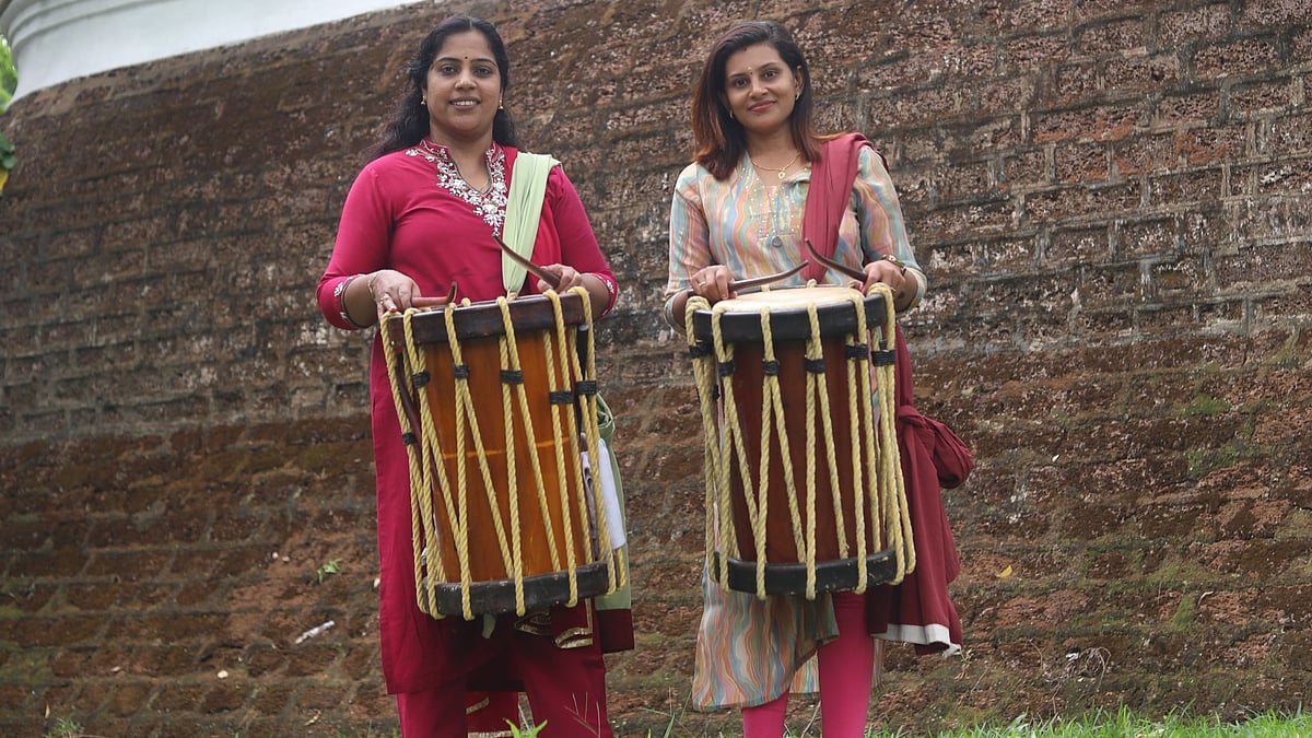 പൂരത്തിൽ മേളപ്പെരുക്കത്തിന് ഇത്തവണ വനിതകളും; പാണ്ടി മേളം കൊട്ടാൻ അശ്വതിയും അർച്ചനയും; പിറക്കും പുതു ചരിത്രം