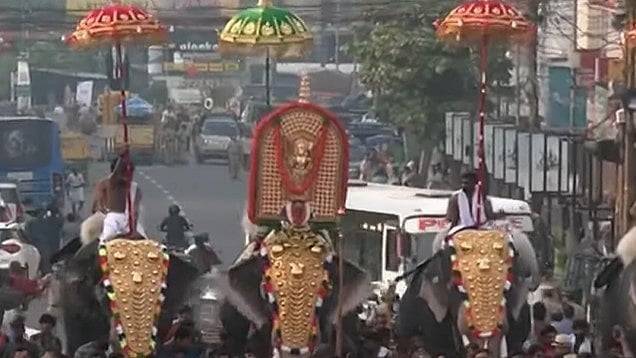 കണിമം​ഗലം ശാസ്താവ് വടക്കുംനാഥ സന്നിധിയിലേക്ക് പുറപ്പെട്ടു; പൂരം ലഹരിയിൽ‌  തൃശൂർ (വിഡിയോ)