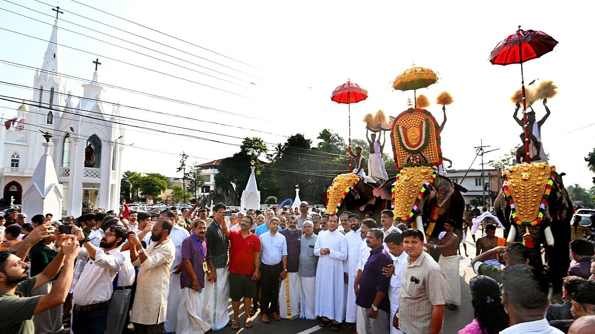 തൃശൂര്‍ പൂരത്തിന് അഭിമാന നിമിഷം, പൂരത്തിന് എഴുന്നള്ളിയ പനമുക്കുംപ്പിള്ളി ധര്‍മ്മ ശാസ്താവിനെ സ്വീകരിച്ച് ലൂര്‍ദ്ദ് കത്തീഡ്രല്‍; മതസൗഹാര്‍ദ്ദം