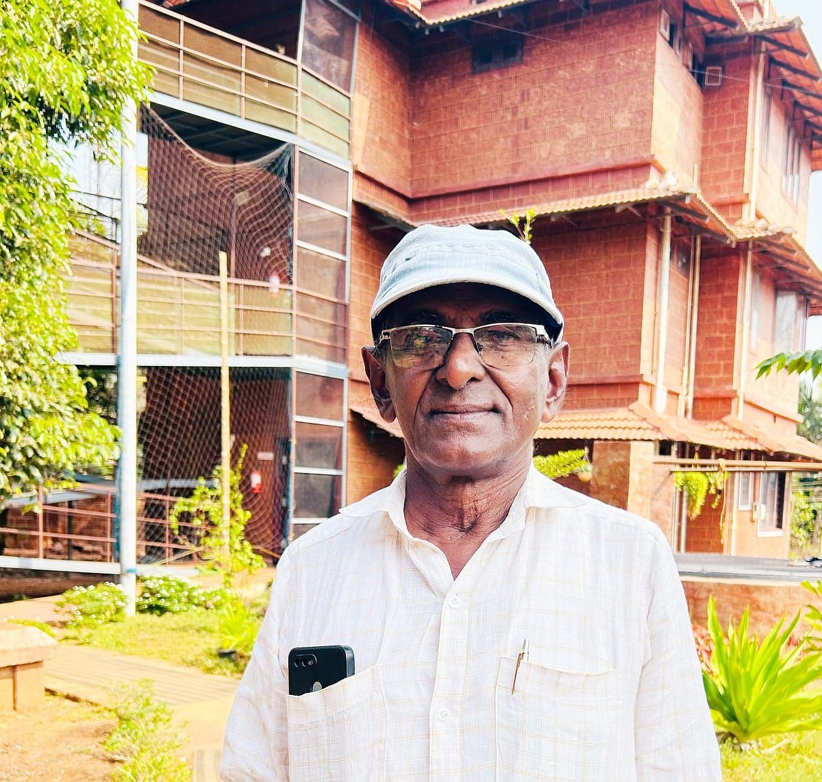 തുടക്കം നക്സലൈറ്റായി, ഒടുവില്‍ ഗാന്ധിയന്‍ സമരമായി, എന്‍ഡോസള്‍ഫാന്‍ സമരത്തിനു പിന്നലെ നേതൃശക്തിയായ അമ്പലത്തറ കുഞ്ഞിക്കൃഷ്ണന്റെ ജീവിതം 