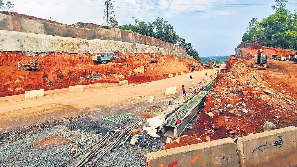 പുതിയ ഹൈവേയില് യൂടേണുകള് ഉണ്ടാവില്ല, റൈറ്റ് ടേണിന് സര്വീസ് റോഡ് ഉപയോഗിക്കണം; എറണാകുളത്ത് നിന്ന് തിരുവനന്തപുരത്തെത്താന് രണ്ടര മണിക്കൂര്