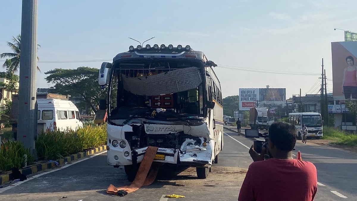 ഡ്രൈവര്‍ 'ഉറങ്ങിപ്പോയി'; കുമ്പളത്ത് യൂ- ടേണ്‍ എടുത്ത ലോറിയിലേക്ക് ബസ് ഇടിച്ചുകയറി; 28 പേര്‍ക്ക് പരിക്ക് 