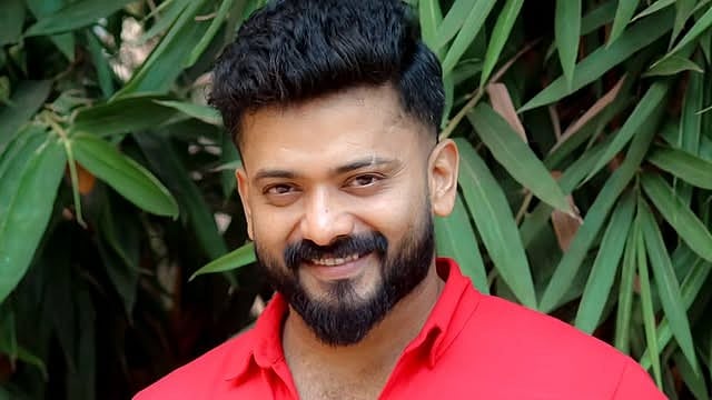 'പാക് അതിർത്തിയിൽ കുടുങ്ങി മണിക്കുട്ടൻ'; വാർത്തയിൽ പറഞ്ഞ ആൾ താനല്ലെന്ന് നടൻ 