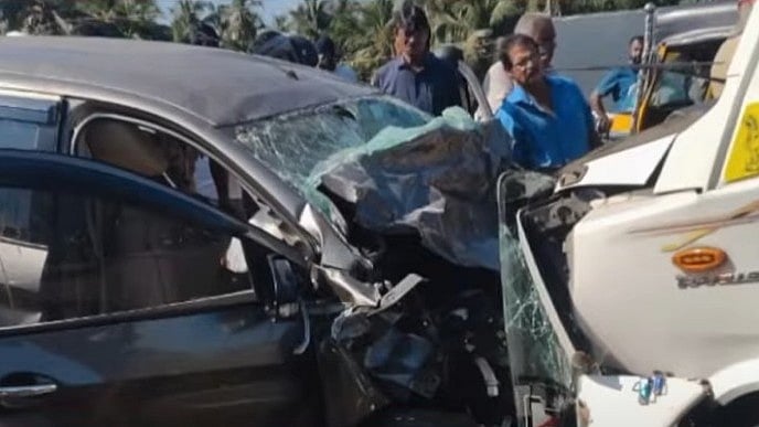 ദേശീയ പാതയില്‍ കാറും ട്രാവലറും കൂട്ടിയിടിച്ചു; വടകരയില്‍ വന്‍ വാഹനാപകടം, നാല് മരണം