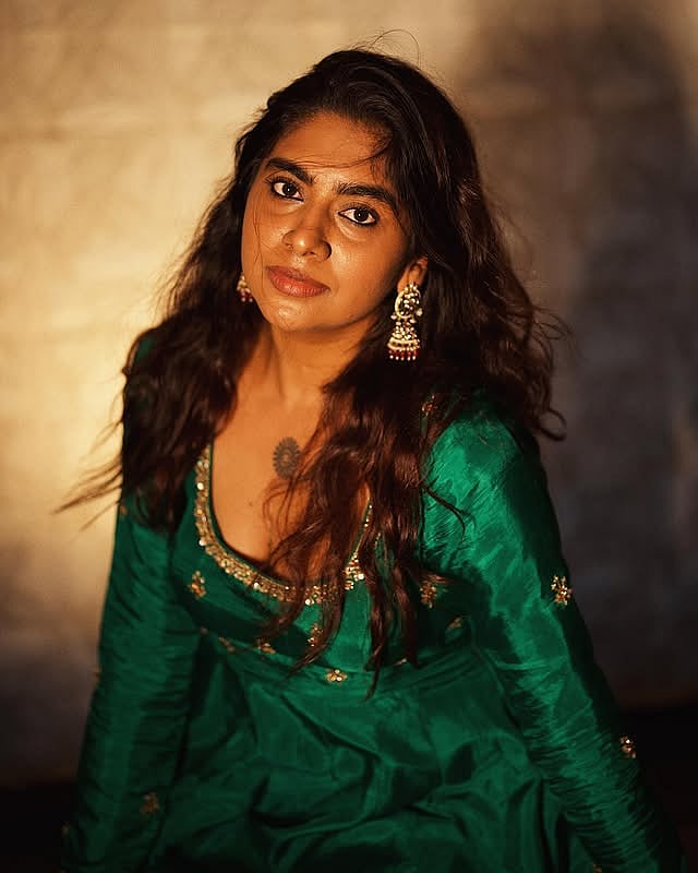 'പച്ച പരിഷ്കാരി'; വൈറലായി നിമിഷയുടെ ചിത്രങ്ങൾ